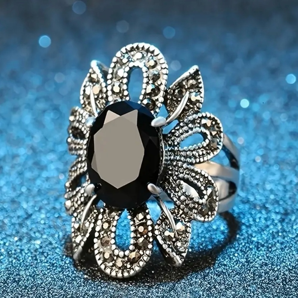 Elegant Black and Silver Tone Statement Ring Size 8 - Picture 2 of 5